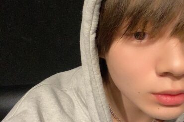 おはようございます、こんにちは、こんばんわ、おやすみなさい。  どうも、JO1の鶴房　汐恩です。  最近の悩みの話をすると、顔が浮腫みやすくて困ってます。前に浮…