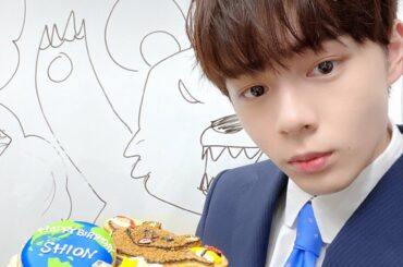 おはこんこんおや
鶴ちゃんです
今日をすごい前から待ち遠しく待ってました
ようやくこの日が来ました
20歳の俺、はい、字だけでこの破壊力、ぼぉーーん！
こんな僕