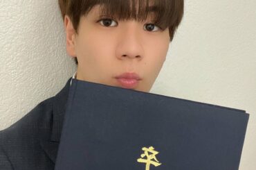 [#豆原一成]
サプライズで卒業式をしてもらいました！高校生活大変だったけど家族、友達、マネージャーさん、JAM、そしてJO1のみんなに支えてもらって本当に感謝