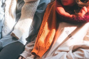 【お酒の弱いデザイナーの作ったマフラー】  お酒が弱いデザイナーがお酒を飲みながら作った、お酒をテーマにしたマフラーです
酔っ払ってできた形の歪さもポイントです…