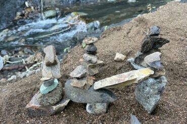 [#木全翔也]
ドラマの待機時間に作ったこの石の塔凄くない？
世界遺産にしてもらっていいですか？  #JO1 #KIMATASYOYA