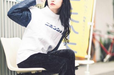 ニホンシュ 袖違いスウェット  ニホンシュの徳利の色合いである紺と白をあしらったスウェットです
袖だけ異素材になっており、コーディネートのアクセントにもなります…