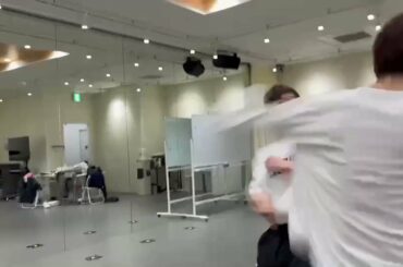 [#豆原一成]
すかいくん誕生日おめでとう！
速すぎて見えない
まさかクロックアップしているのか、、、  #HAPPYSUKAIDAY
#JO1 #MAMEHA