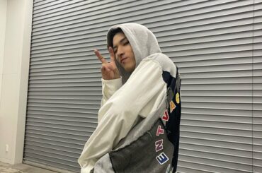 [#金城碧海]
2公演ありがとぉ！！！！  今日のためリメイクパーカー作りました！！！
可愛い！！？  明日も頑張るゾ！！  #JO1 #KINJOSUKAI