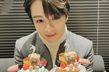 [#鶴房汐恩]
22歳です。  高校の時に20代の自分が
想像できなかったのですが、
もう22歳です。
正直、あの頃と全く頭変わってないです笑
JO1も3歳、も