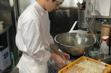 NHK《 #超人間要塞ヒロシ戦記 》
#豆原一成 が
出演させていただきました！  写真は勇ましく
餃子をつつんでいるところ  明日もご覧ください！  #ヒロシ