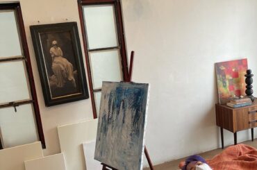 [#金城碧海] 
蓮くんお誕生日おめでとう！
現場に置いてあるチョコとフルーツないなって思ったら蓮くんの席の前に積まれてる。
体の70%それなんじゃないかなって