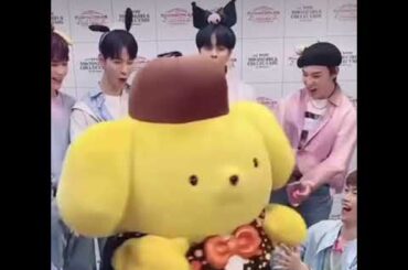 マスコットキャラクターと絡むのが苦手な鶴房汐恩