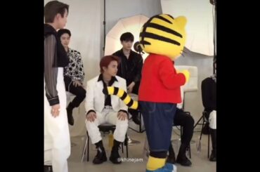 なぜ尻尾に興味津々なのですか 🤣 #JO1 #kawashiriren #ren #川尻蓮 #蓮くん #카와시리렌 #제이오원 #ジェイオーワン