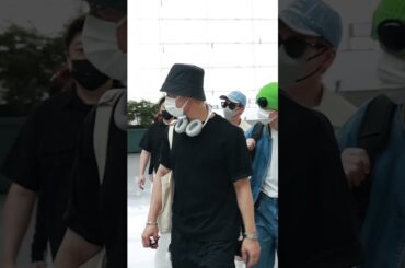 JO1、今日も礼儀正しい挨拶とともに、親切な手振り...「記者さんの後ろに気をつけてください~」