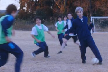 白岩瑠姫、サッカーシーンで久間田琳加にキーパー指導！華麗な足さばきも　映画『夜が明けたら、いちばんに君に会いにいく』本編＆メイキング