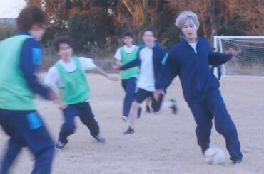 “サッカー経験者”JO1白岩瑠姫、華麗なドリブル披露　久間田琳加に優しく指導する場面も　映画「夜が明けたら、いちばんに君に会いにいく」本編＆メーキング