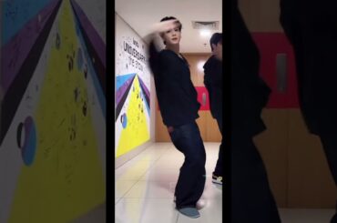 【 #豆原一成 】スリッパでよく踊れるなー、、首のはだけてる感じとかチラチラ見えるネックレスとか最高よ。豆。 #jo1