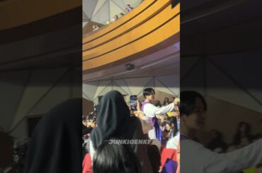 JO1 インドネシアのコンサートで舞台から飛び降り、ファンの皆さんにマイクを渡しました #白岩瑠姫 #豆原一成 #大平祥生