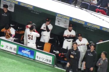 JO1川西拓実に拍手して準備始めるベンチの浅野翔吾2024年4月6日 読売ジャイアンツ対 横浜DeNAベイスターズ