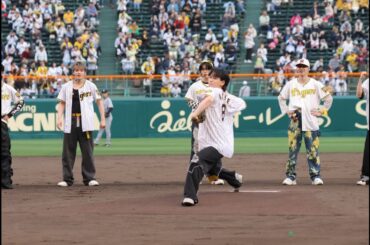 B1- JO1豆原一成、“トラウマ”乗り越え始球式 ストライク投球にガッツポーズ