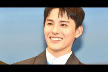 B1- JO1川西拓実、いたずらっ子ぶりを暴露され苦笑い「僕の作戦です」 主演映画の撮影で“Go to the TOP”ポーズを布教