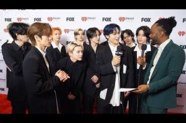 JO1與那城奨が流暢な英語でインタビューに応える姿が話題！金城碧海は空手を披露、米音楽授賞式で爪痕残す