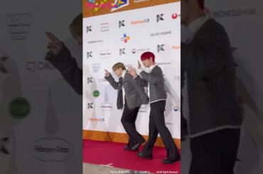 JO1、鶴房汐恩の動きは一体…？ 「KCON」レカペに“貴公子”ルックで登場