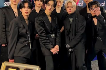 MAMA Awards Twitter Update with JO1 (251210) - Tiger Presents the Trophy!🐱🏆